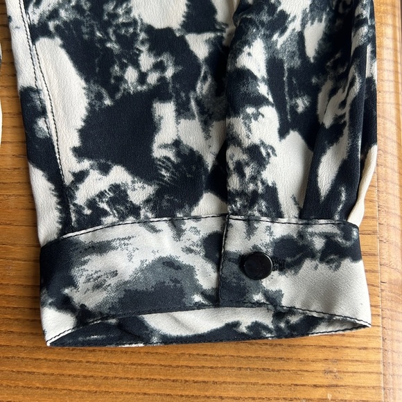 Best mountain cream and soft, black blouse size large - Picture 6 of 8